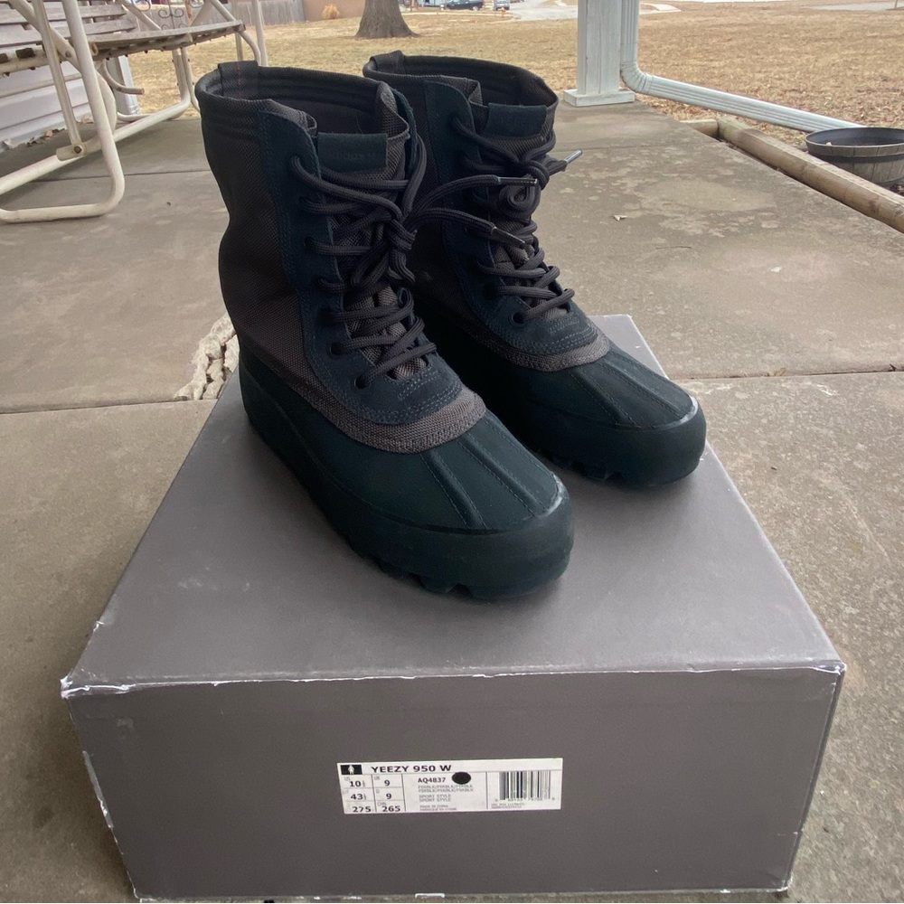 Yeezy 950 W Pirate black size 10.5 (mens 8-9)